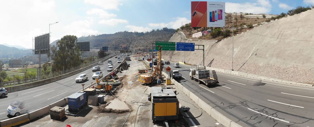 Pilotes Terratest S.A. está ejecutando para el Viaducto El Salto de la Autopista Vespucio Oriente, Micropilotes de Fundación utilizando micropilotes Titan 103/78.